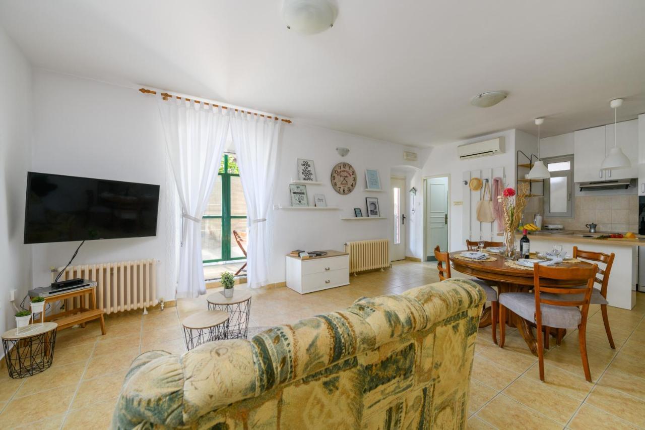 Aleksandra Apartment *