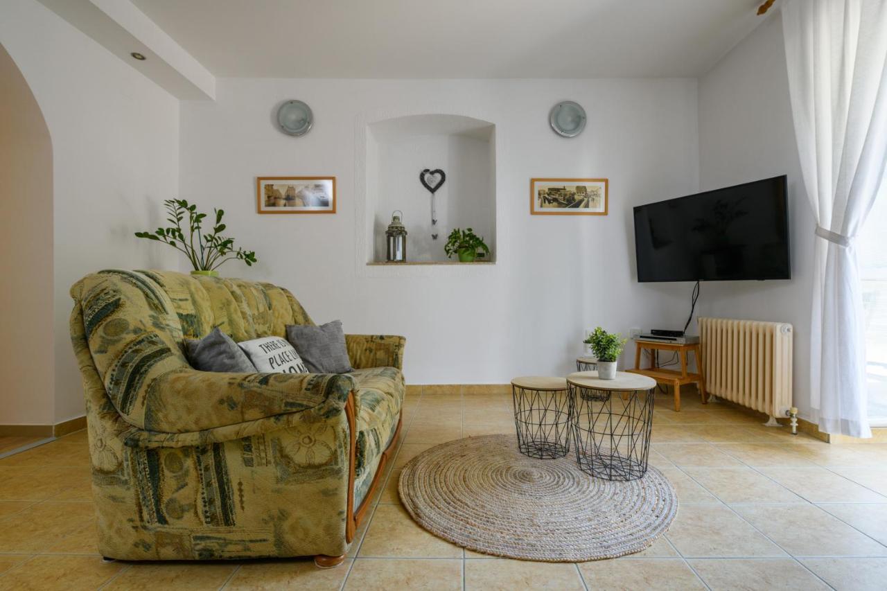 Apartment Aleksandra *